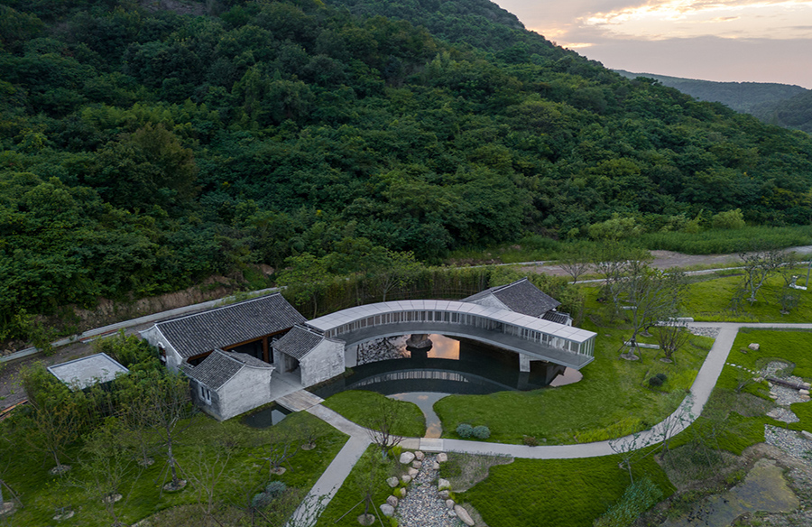 Lakeside Teahouse Bridging Tradition and Modernity